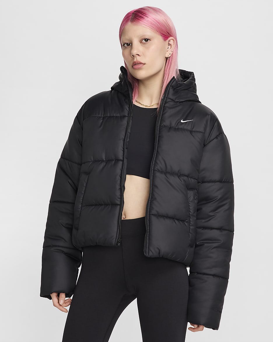 Giacca Loose Fit con cappuccio Therma FIT Nike Sportswear Classic Puffer Donna. Nike IT